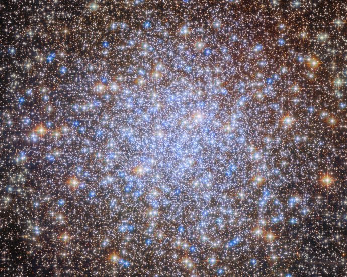 hubble-spies-starry-chandelier