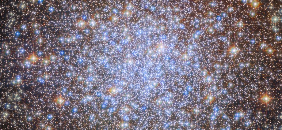 hubble-spies-starry-chandelier