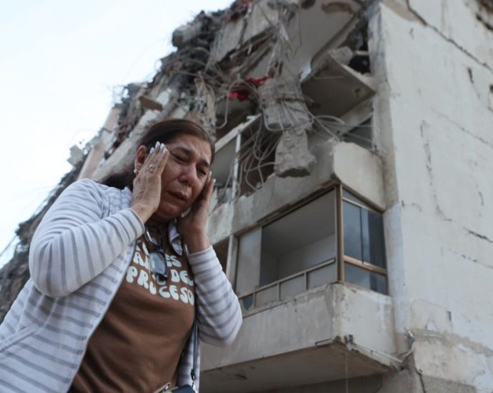 ‘race-against-time’:-the-desperate-search-for-venezuelan-earthquake-survivors