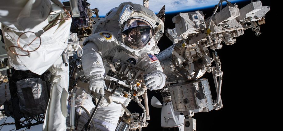 off-duty-day-for-upcoming-spacewalkers-and-assistants-as-cosmonauts-stay-busy