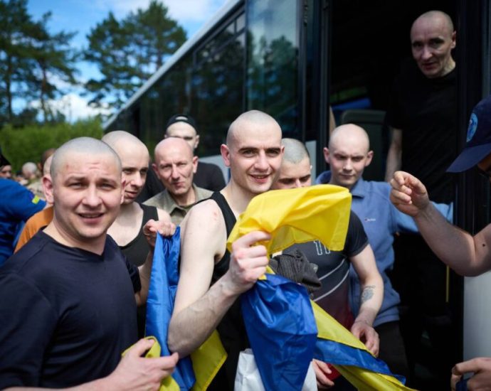 “we-remember-everyone-who-is-in-captivity”-–-ukraine-brings-home-160-defenders-held-since-2022