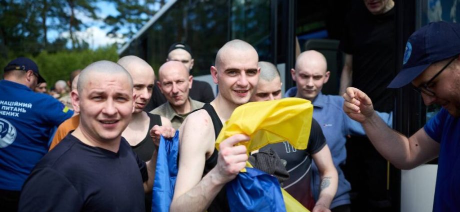“we-remember-everyone-who-is-in-captivity”-–-ukraine-brings-home-160-defenders-held-since-2022