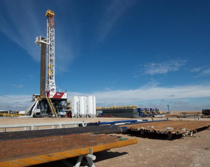 US Drillers Add Oil, Gas Rigs As Hormuz Transit Resumes