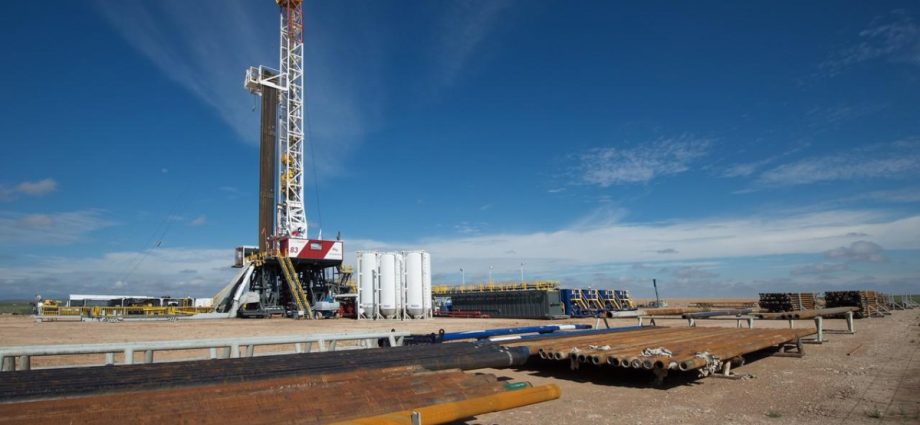 US Drillers Add Oil, Gas Rigs As Hormuz Transit Resumes