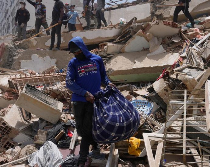venezuela-death-toll-nears-1,000-as-aid-workers-from-la.-and-across-the-globe-arrive
