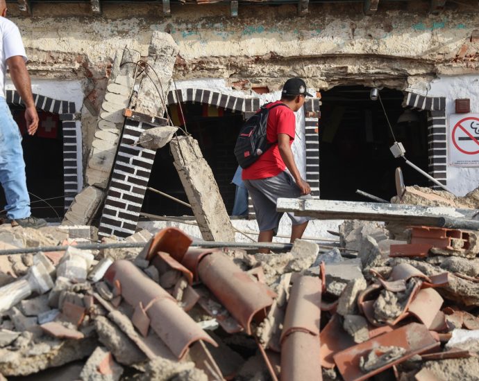 venezuelans-dig-for-earthquake-survivors-as-72-hour-rescue-window-nears-end