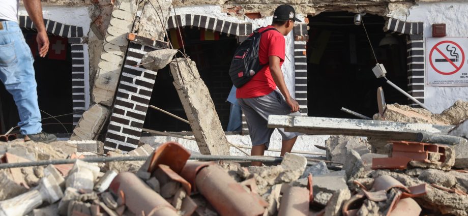venezuelans-dig-for-earthquake-survivors-as-72-hour-rescue-window-nears-end