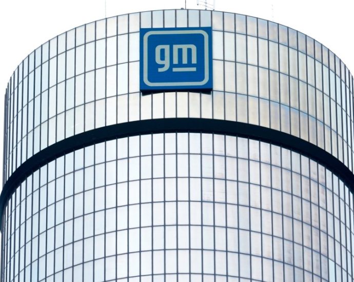 general-motors-lays-off-1,000-workers-in-detroit,-adds-50-robots