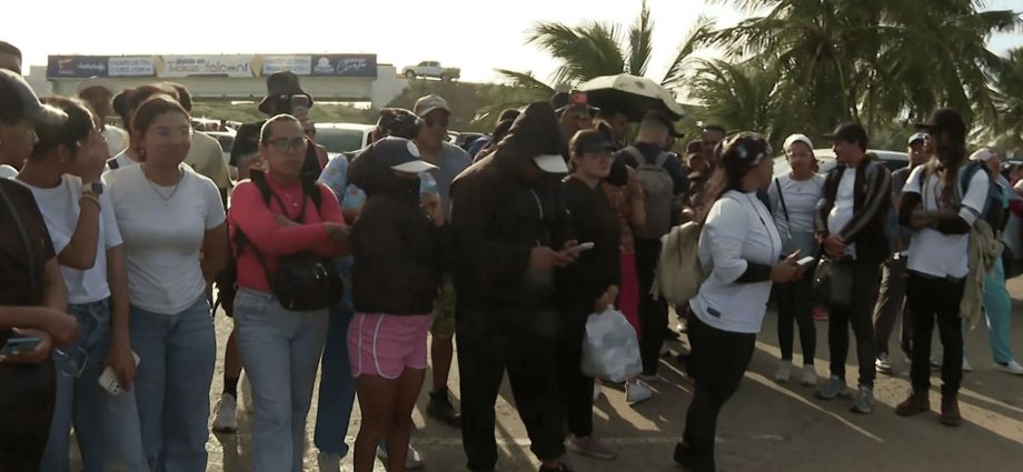 anger-grows-in-venezuela-as-citizens-blocked-from-aiding-earthquake-rescue