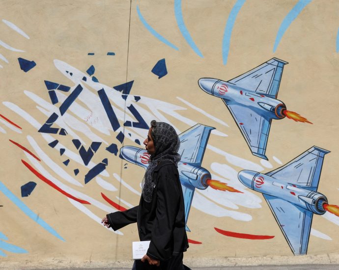 iran-war-live:-air-raid-sirens-in-bahrain,-kuwait-as-us-bombs-sirik,-qeshm