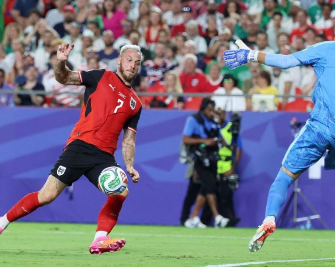 marko-arnautovic-remata-y,-con-fortuna,-logra-el-primero-para-austria-sobre-argelia