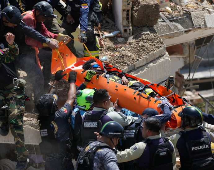 in-pictures:-race-against-time-to-rescue-venezuela-earthquake-survivors