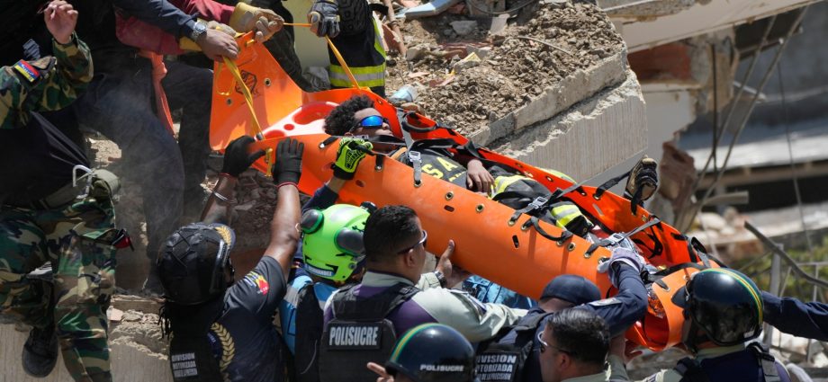 in-pictures:-race-against-time-to-rescue-venezuela-earthquake-survivors