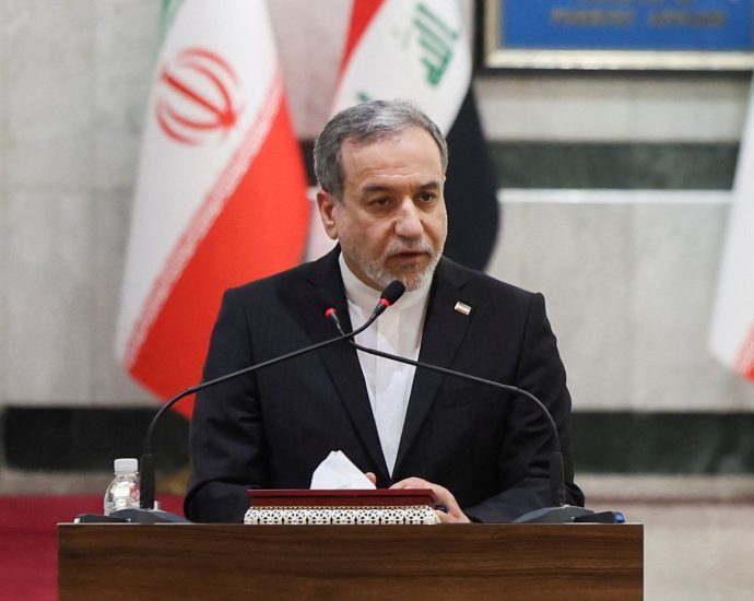 araghchi:-strait-of-hormuz-remains-under-iranian-control-for-30-days