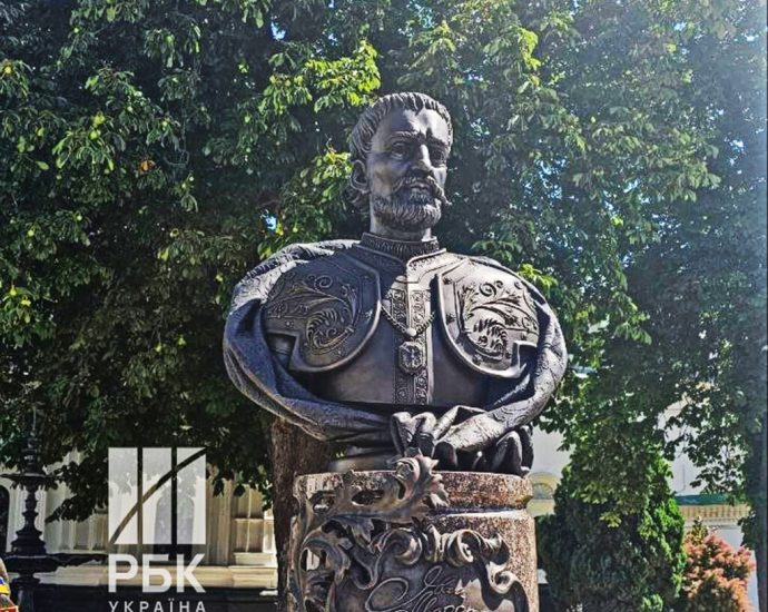 zelenskyy:-in-kyiv,-where-lenin-fell,-mazepa-will-stand—a-cossack-hetman-russia-still-curses