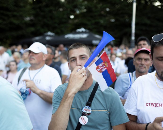 protesters-in-serbia-doubt-vucic-resignation-will-bring-change
