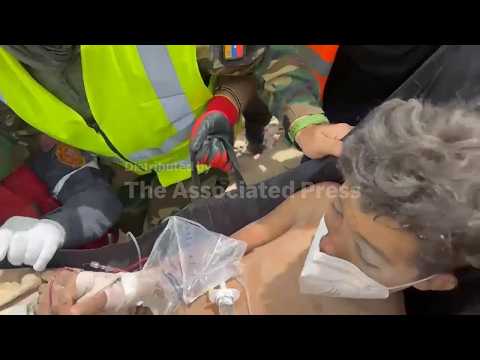 us-rescue-workers-pull-father-and-son-from-rubble-in-venezuela-after-earthquake