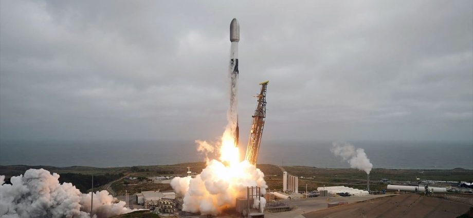 SpaceX sends 24 Starlink satellites into Earth orbit on Falcon 9 launch from California (video)