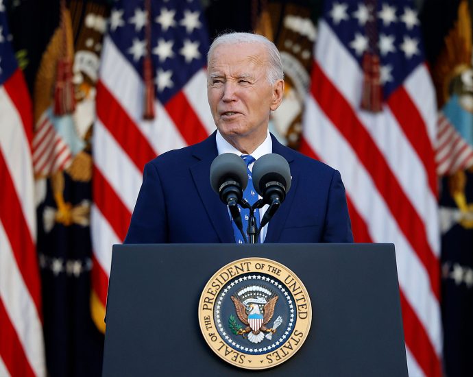 “what-a-loser”:-biden-mocks-the-traitor-over-reflecting-pool