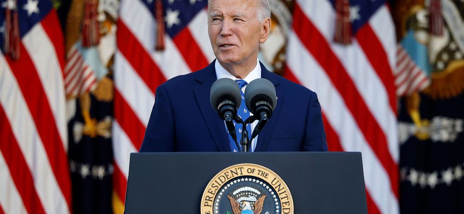 “what-a-loser”:-biden-mocks-the-traitor-over-reflecting-pool