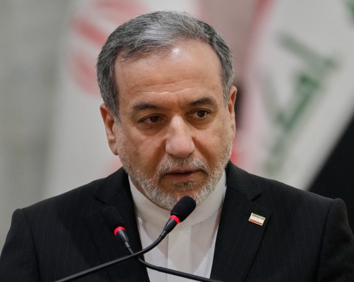iran-foreign-minister-says-country-has-control-over-strait-of-hormuz,-warns-against-interference