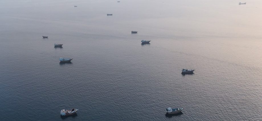oil-prices-rise-as-us,-iranian-strikes-threaten-strait-of-hormuz-reopening
