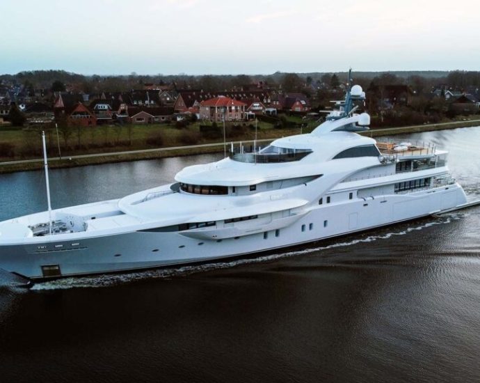 superyacht-linked-to-putin-sails-through-danish-waters-under-russian-naval-escort-for-first-time-since-2022