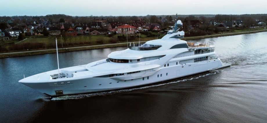 superyacht-linked-to-putin-sails-through-danish-waters-under-russian-naval-escort-for-first-time-since-2022