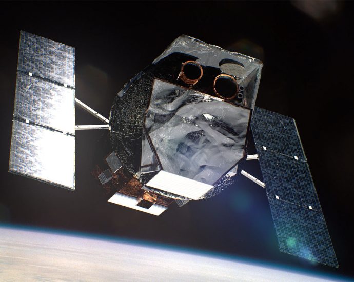 nasa-aims-to-save-a-sinking-space-telescope-with-a-rendezvous-in-orbit