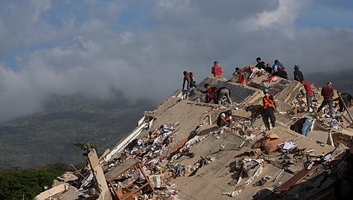 european-rescue-teams-arrive-in-venezuela-in-desperate-bid-to-find-quake-survivors