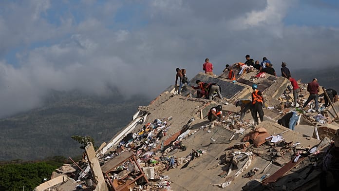 european-rescue-teams-arrive-in-venezuela-in-desperate-bid-to-find-quake-survivors