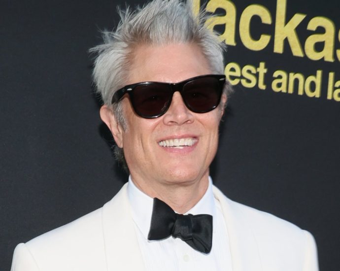 johnny-knoxville-embraces-lgbtq+-jackass-fans:-‘it’s-really-gay’