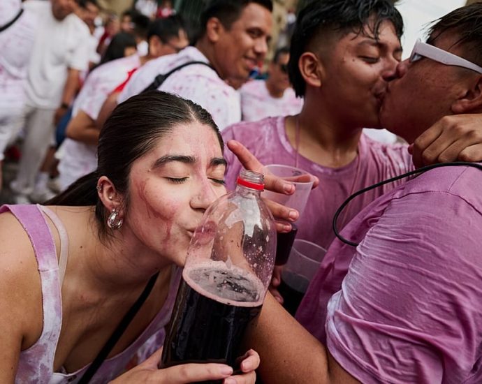 thousands-soaked-in-wine-at-spain’s-iconic-festival