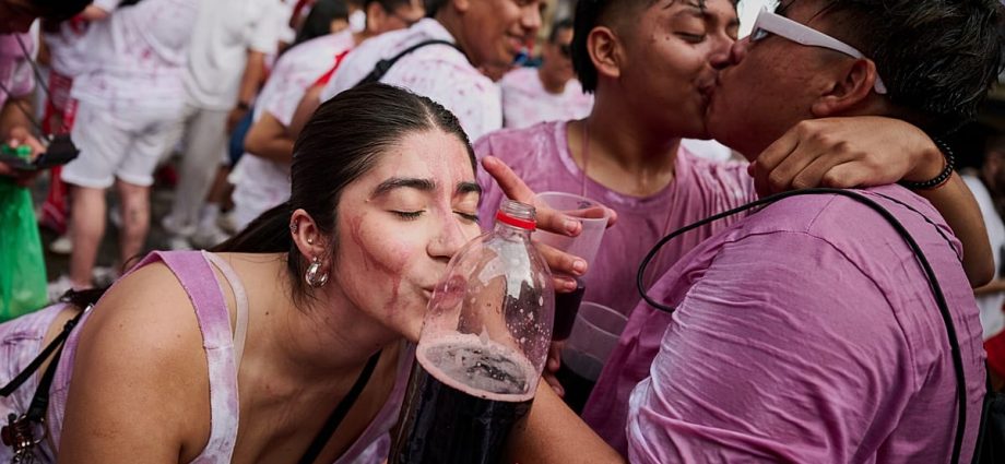 thousands-soaked-in-wine-at-spain’s-iconic-festival