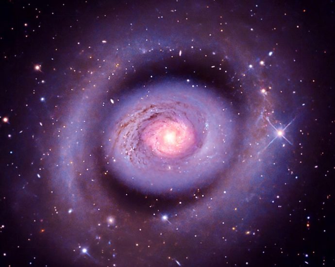nasa’s-chandra-reveals-‘red,-white,-blue’-universe-for-us-250th