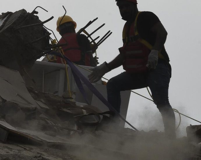 his-family-trapped-in-venezuelan-quakes,-he-turned-to-social-media-for-help