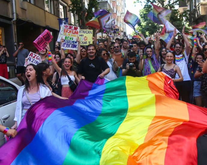 over-50-people-detained-at-istanbul-pride-as-ban-on-parade-continues