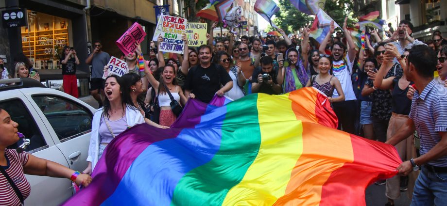 over-50-people-detained-at-istanbul-pride-as-ban-on-parade-continues