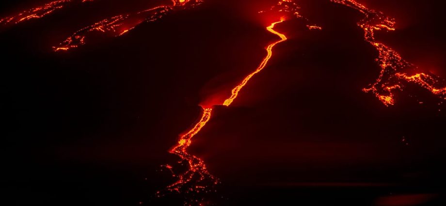 drone-captures-rivers-of-lava-flowing-down-mount-etna