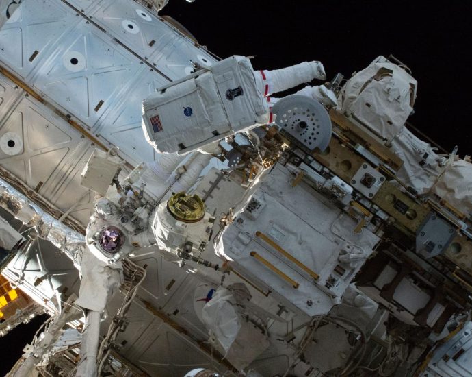crew-splits-day-between-relaxing,-spacesuit-work,-and-cardiac-research