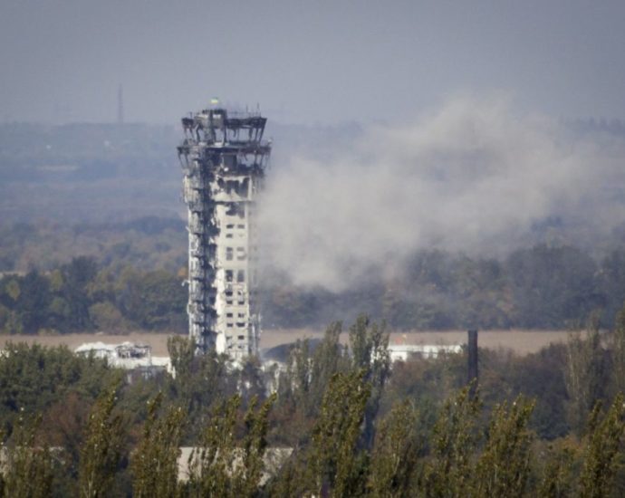 ukraine-says-it-has-donetsk-airport-under-“fire-control.”-satellite-images-show-russia-building-there-anyway