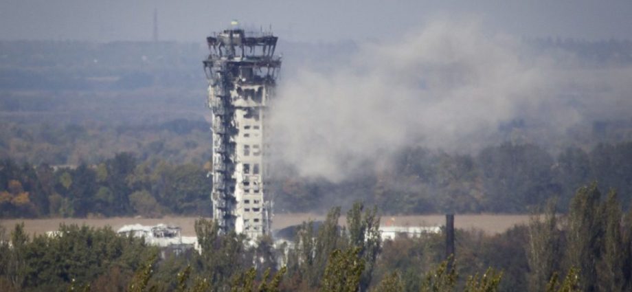 ukraine-says-it-has-donetsk-airport-under-“fire-control.”-satellite-images-show-russia-building-there-anyway