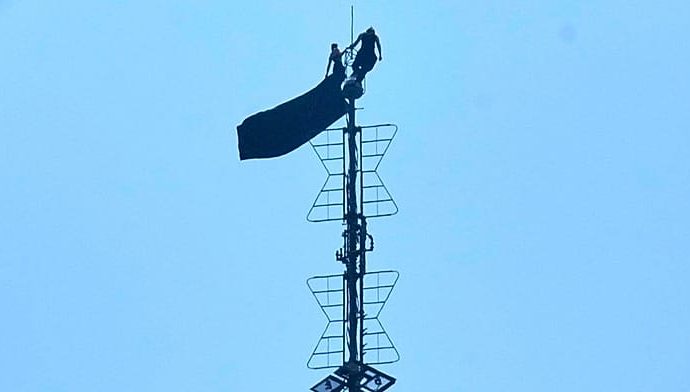 two-arrested-after-unfurling-‘power-of-love’-banner-on-empire-state-building-antenna