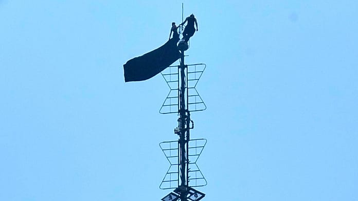 two-arrested-after-unfurling-‘power-of-love’-banner-on-empire-state-building-antenna