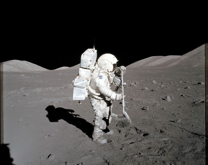 collecting-lunar-rake-samples-(apollo-17)