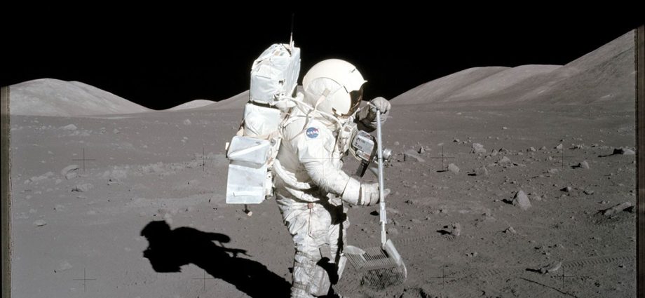 collecting-lunar-rake-samples-(apollo-17)