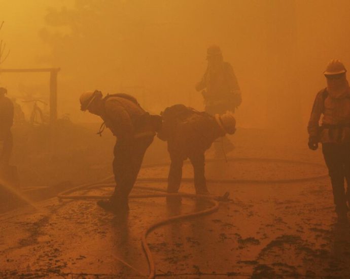 forest-service-firefighters-can-now-wear-breathing-masks-for-some-work-on-the-fire-line