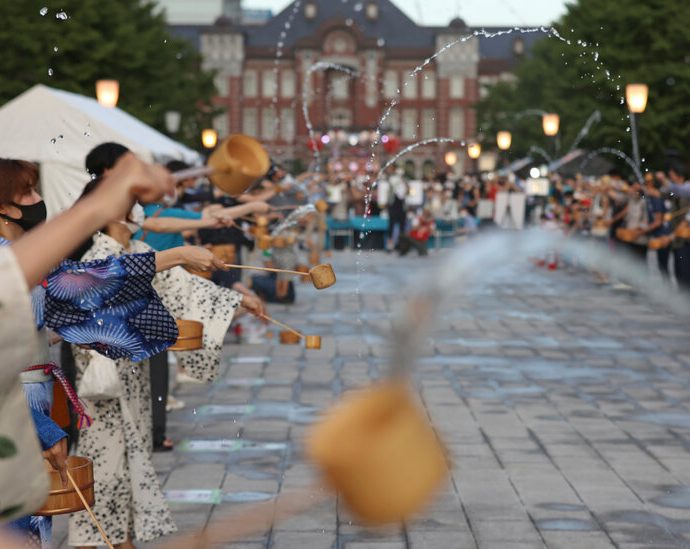 to-stay-cool,-wear-flowing-robes-and-throw-water-around?-yes,-says-science.