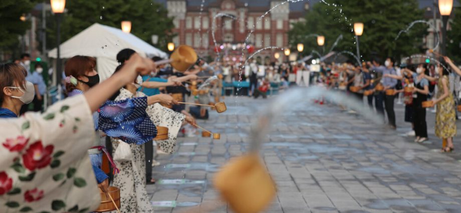 to-stay-cool,-wear-flowing-robes-and-throw-water-around?-yes,-says-science.