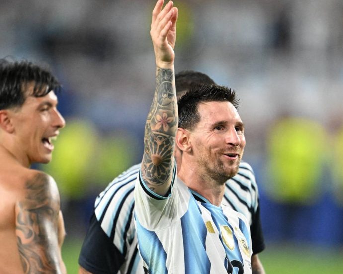 messi-en-modo-hincha:-canta-“la-cumbia-de-los-trapos”con-la-aficion-argentina-tras-el-pase-a-8vos